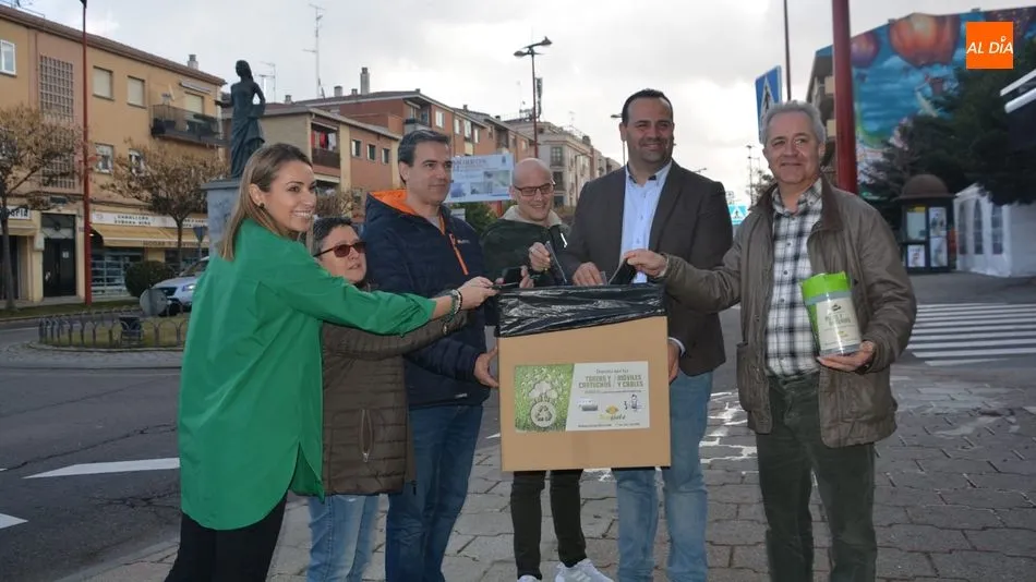 Responsables del Ayuntamiento, comerciantes y Porsiete han presentado la nueva campaña de reciclaje/ Lydia González