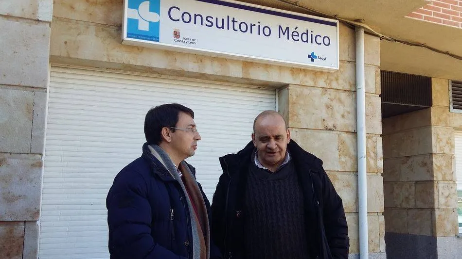 Fernado Pablos, procurador regional del PSOE, en una de sus visitas para conocer la realidad sanitaria