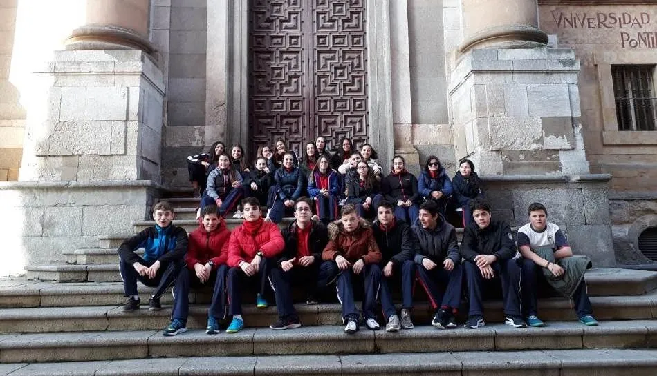 Alumnos de los Trinitarios a la puerta de la Clerecía