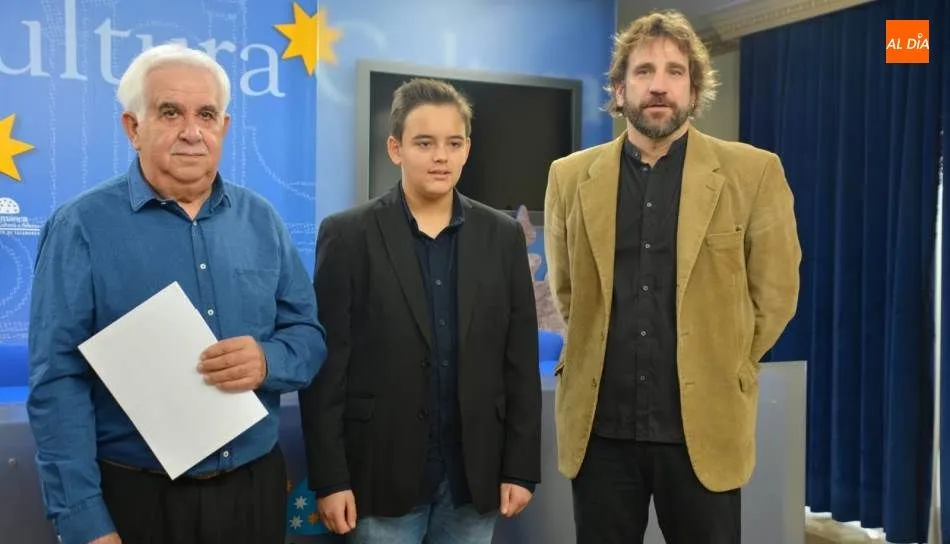 El gerente de la Joven Orquesta Sinfónica Ciudad de Salamanca, Víctor Moro; el director, Álvaro Lozano; y el joven músico, Iván Plaus. Foto de Lydia González