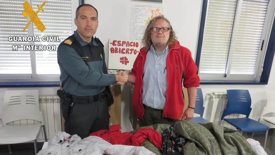 Entrega de la ropa que repartirá Cáritas entre familias necesitadas