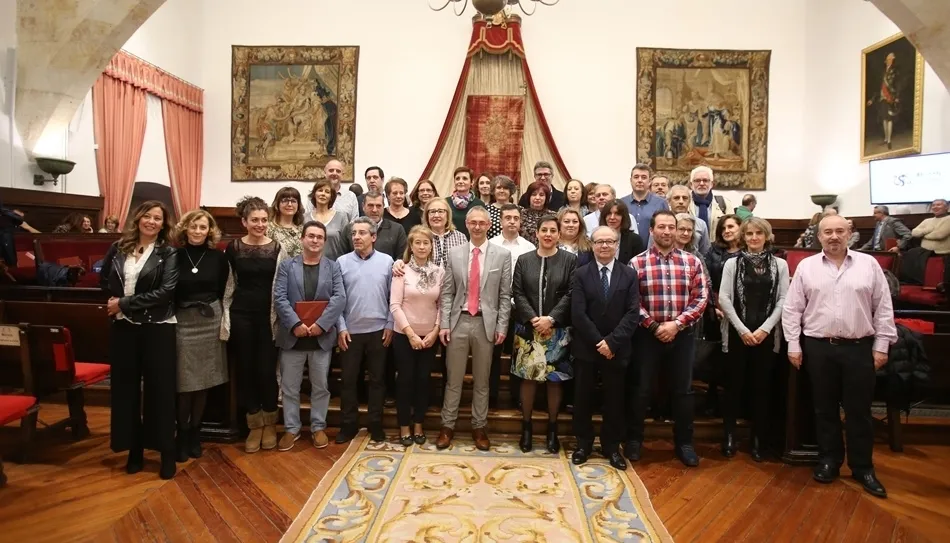Uno de los grupos de homenajeados en este acto en el Paraninfo. Foto USAL