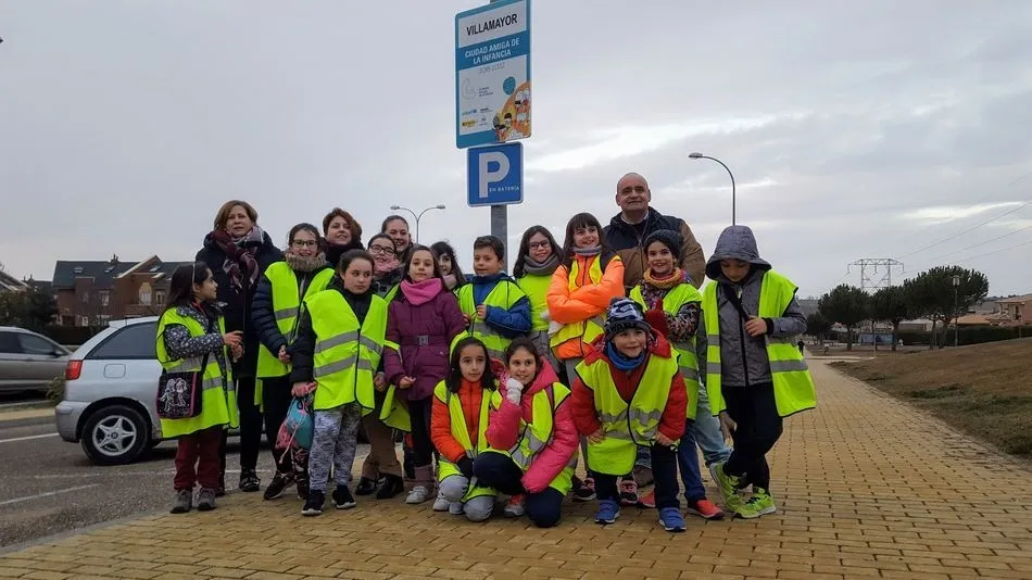Miembros del Ayuntamiento y participantes en el proyecto Ciudad de los Niños y Niñas de Villamayor