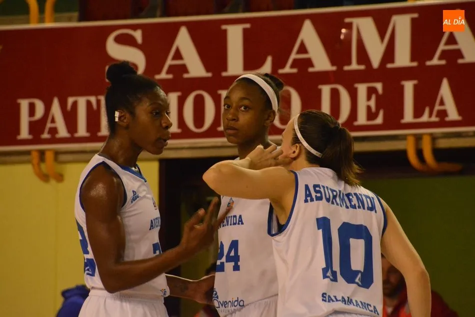 Givens, Loyd y Asurmendi, en un partido