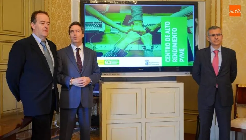 El concejal de Economía y Empleo, Enrique Sánchez-Guijo, acompañado por Luis Sánchez Henríquez, director de programas de la Escuela de Organización Industrial, y Juan Manuel Gómez, presidente de Confaes. Foto de Lydia González