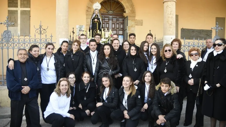 Integrantes de La Soledad con la talla que está en la Capilla del Cementerio y ahora se expone en Sevilla. Foto de Gabriel Alonso