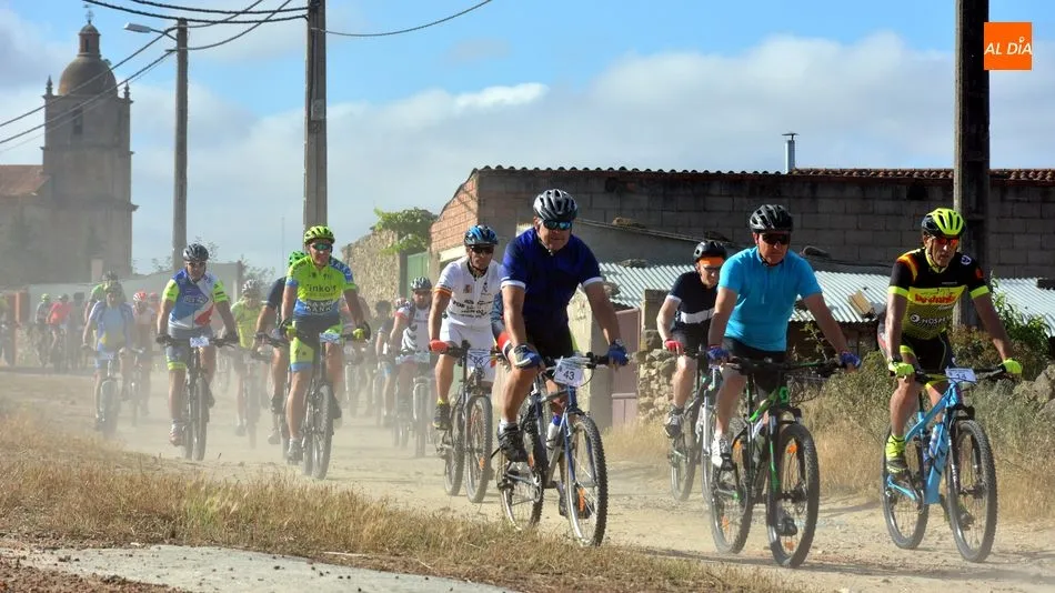 Un grupo de ciclistas saliendo de Lumbrales en una carrera de BTT del pasado año / E. Corredera