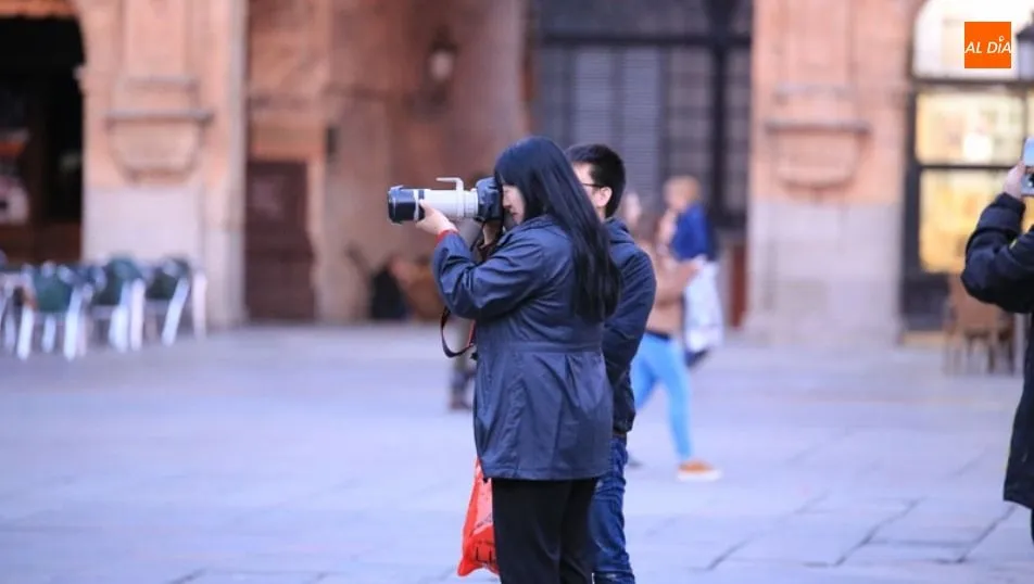 Turista en la Plaza Mayor de Salamanca