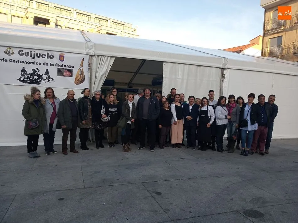 Concejales, expositores y Nicolás Sánchez Monje, en la inauguración de la II Feria Gastronómica de la Matanza de Guijuelo