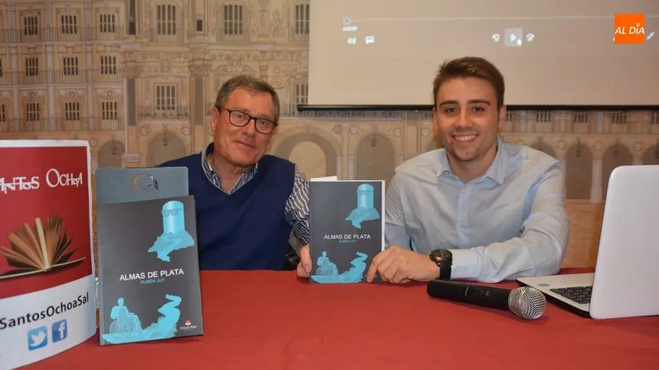 El escritor Rubén Juy, en la presentación de su novela en la librería Santos Ochoa. Foto: Lydia González