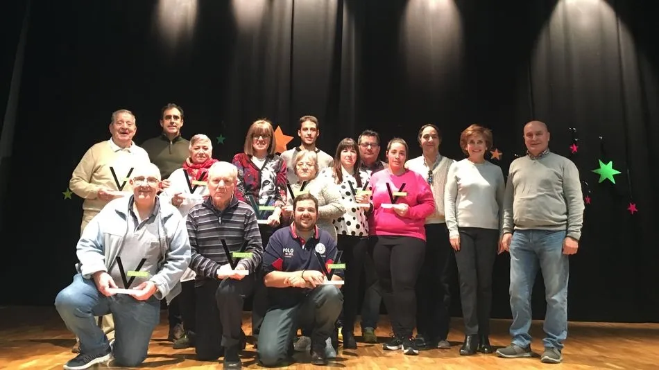 Foto de familia de los premiados y responsables de Asprodes