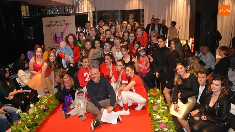 Participantes en el desfile celebrado en el Centro Comercial El Tormes. Foto: Lydia González