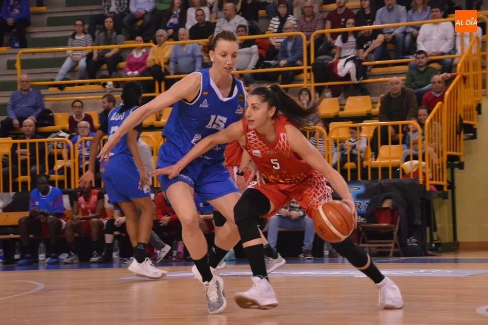 Laura Gil, en una jugada del partido / Lydia González