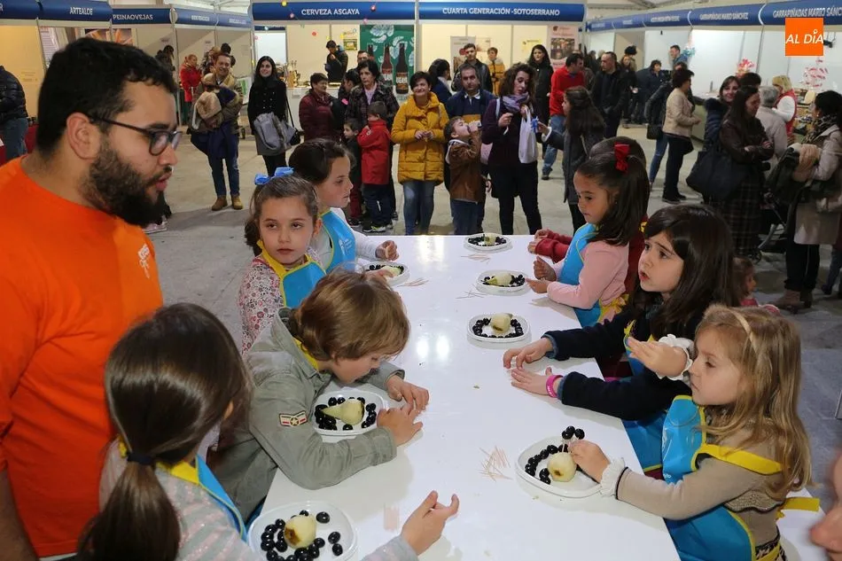Los más pequeños participan en el primer taller de cocina de la II Feria Gastronómica de la Matanza