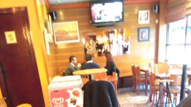 Reunión de Silvia Clemente con responsables de Ciudadanos en un bar de Valladolid. Foto: ABC