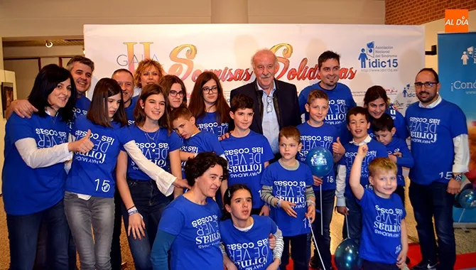 Vicente del Bosque apadrinaba la II Gala Sonrisas Solidarias celebrada en el Teatro del CDS