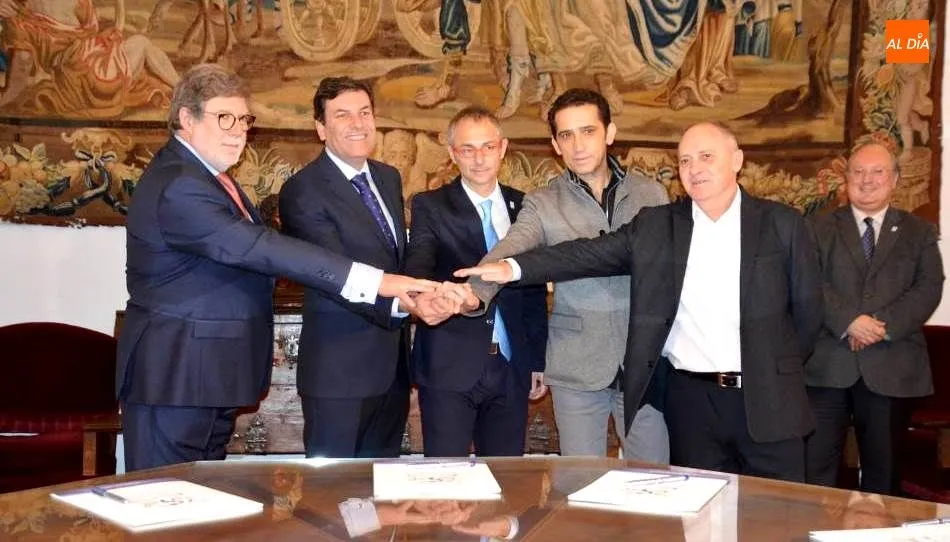 El rector de la Universidad, Ricardo Rivero, junto a los representantes de CCOO, UGT, CECALE y el consejero de Empleo de la Junta de Castilla y León, Carlos Fernández Carriedo. Foto de Lydia González