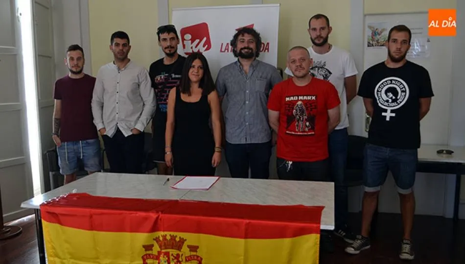 José Sarrión (c) con miembros de IU Tierra de Peñaranda | Foto de archivo