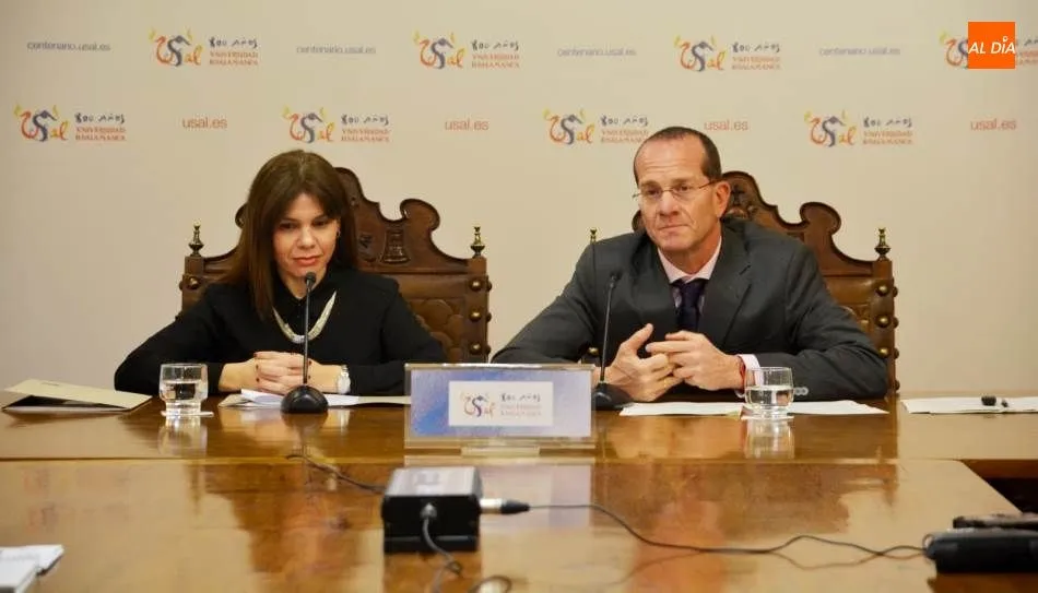 La vicerrectora de Estudiantes y Sostenibilidad de la Universidad de Salamanca, Ana Belén Ríos Hilario y el director de Gestión Local y Autonómica de Ecoembes, Ángel Hervella Touchar. Foto de Lydia González