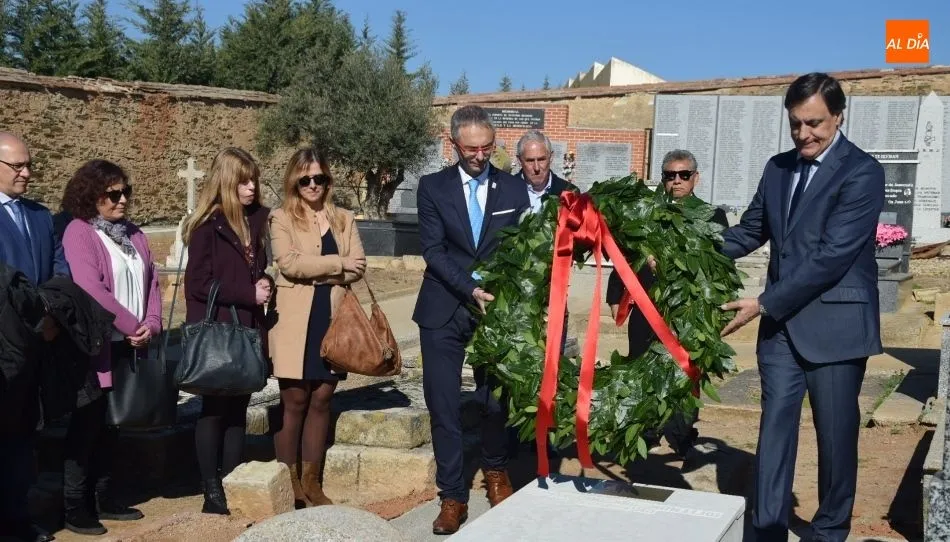 El rector, Ricardo Rivero, acompañado por el alcalde de Salamanca, Carlos García Carbayo, en el homenaje realizado en el cementerio. Foto de Eva Fernández