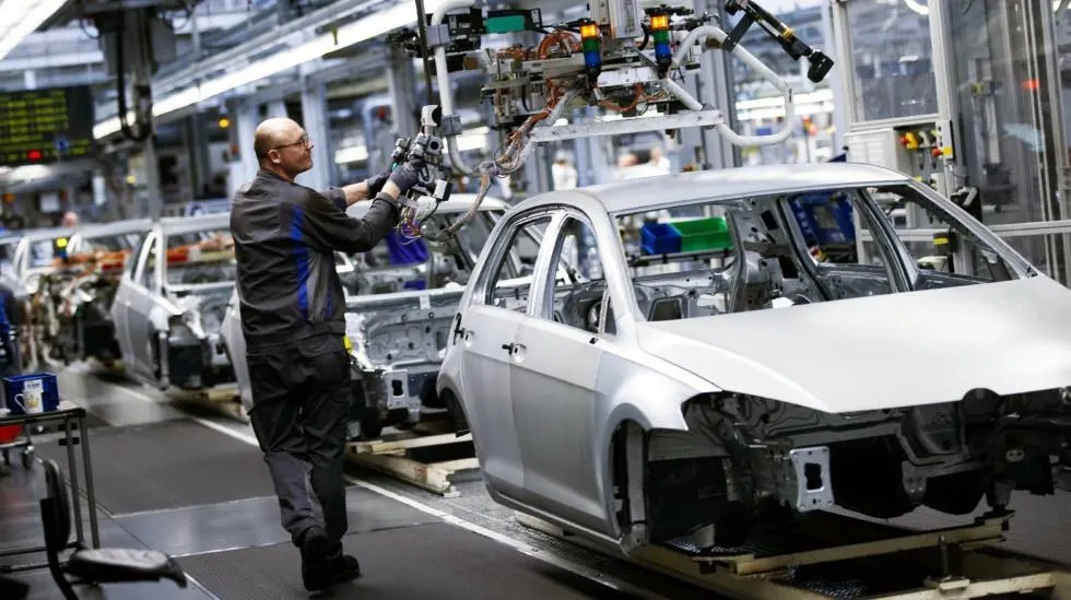 Un trabajador en el proceso de producción de vehículos / EL PAÍS