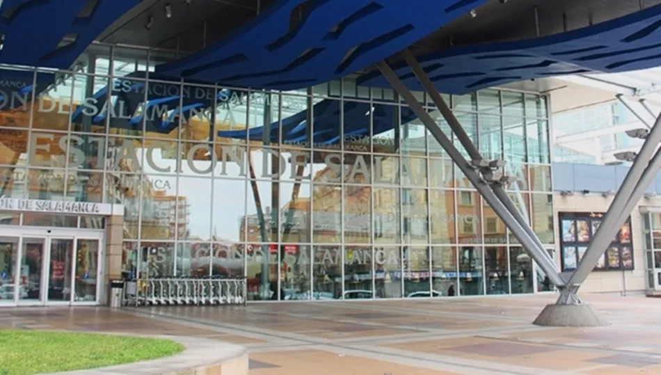 Entrada del Centro Comercial Vialia, en el paseo de la Estación