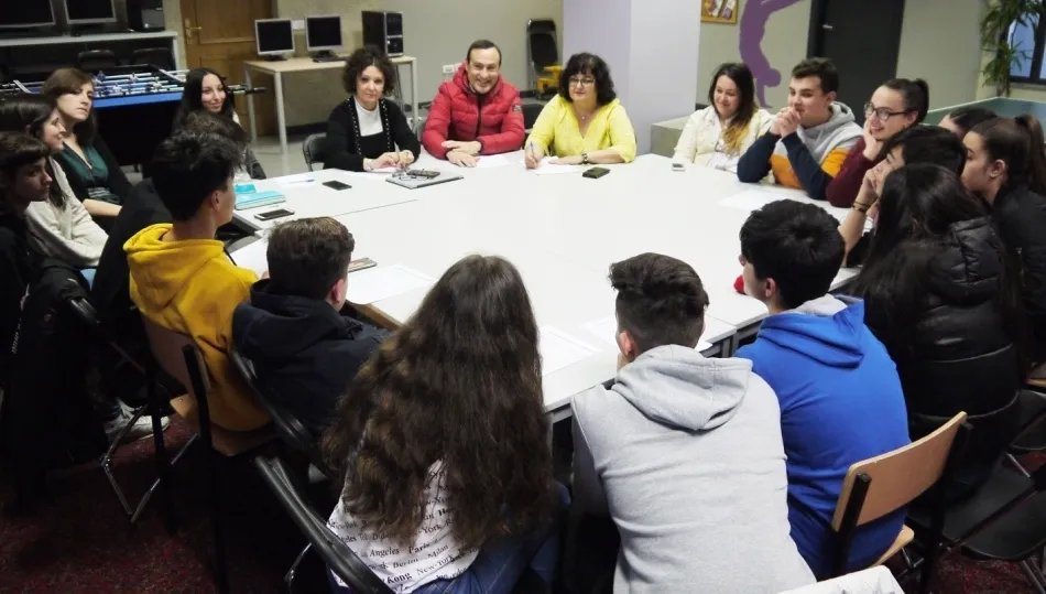  Consejo de Jóvenes de Carbajosa de la Sagrada, con la presencia del alcalde, Pedro Samuel Martín