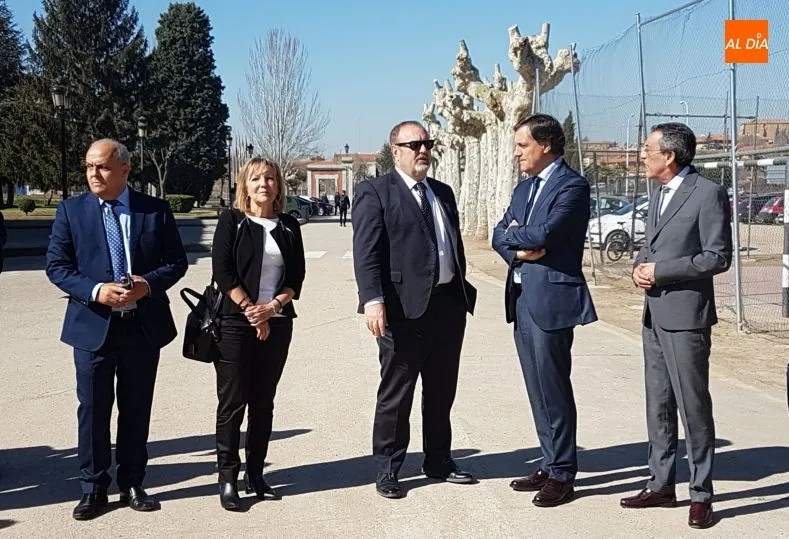 El consejero de Educación, junto al alcalde, en las instalaciones del Rodríguez Fabrés