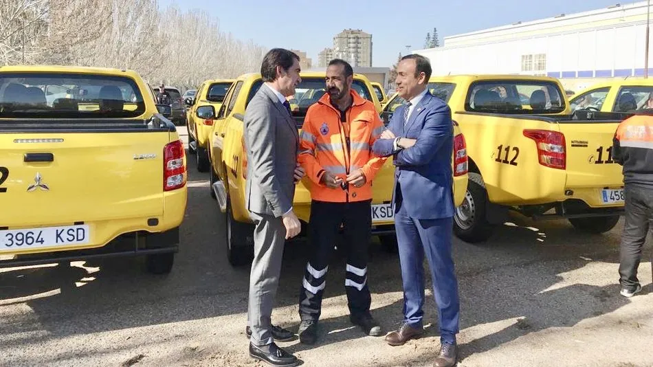 El consejero de Fomento y Medio Ambiente, Juan Carlos Suárez-Quiñones, y el alcalde de Carbajosa, Pedro Samuel Martín, en la entrega de los vehículos