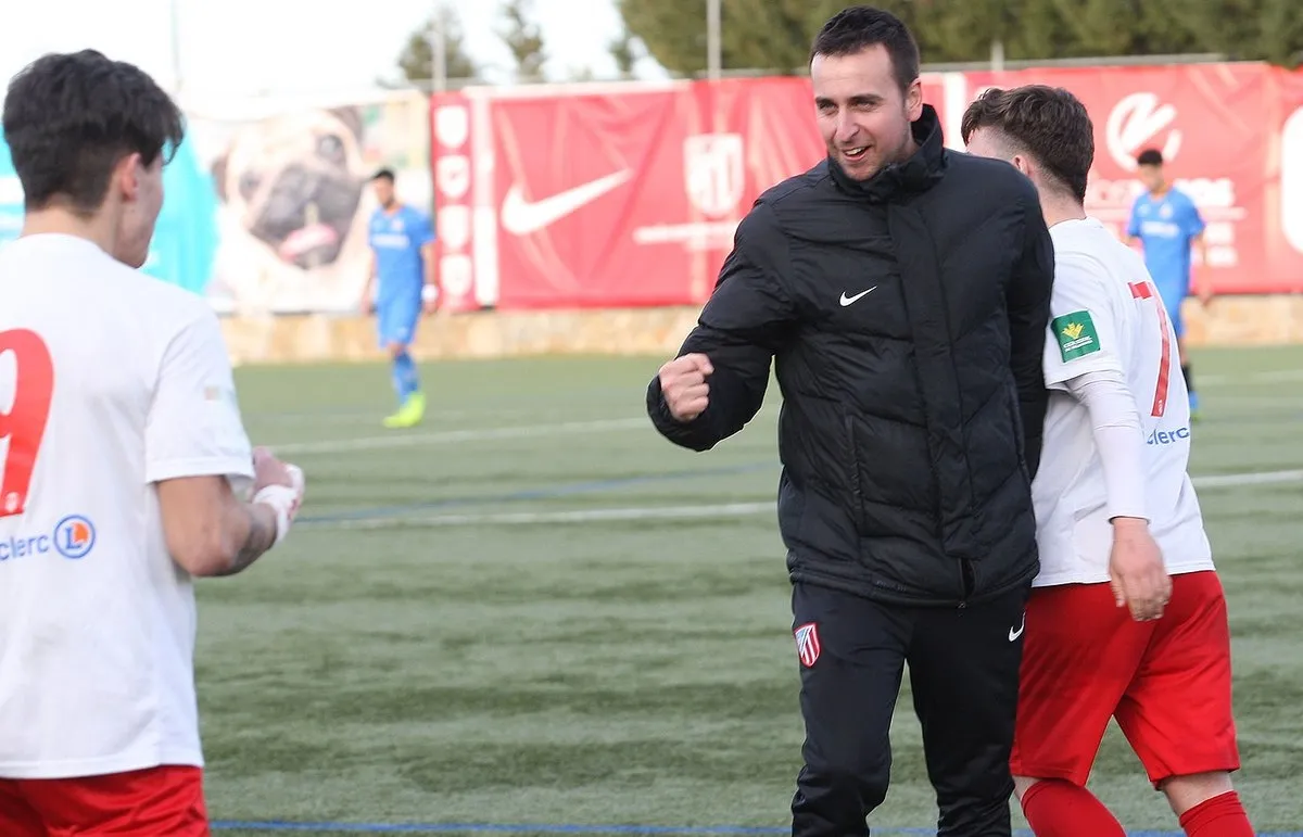 Sergio Hernández da instrucciones a sus jugadores / UD Santa Marta