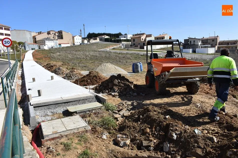 Avanzan las obras de construcción de la nueva acera en la calle Chinarral