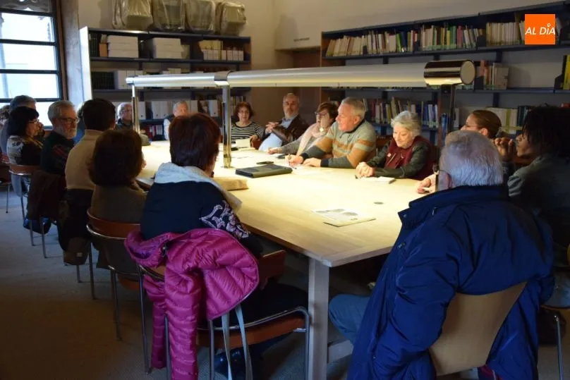 Luis Gutiérrez Barrio modera la tertulia en la Conchas. Fotos: Eva Fernández