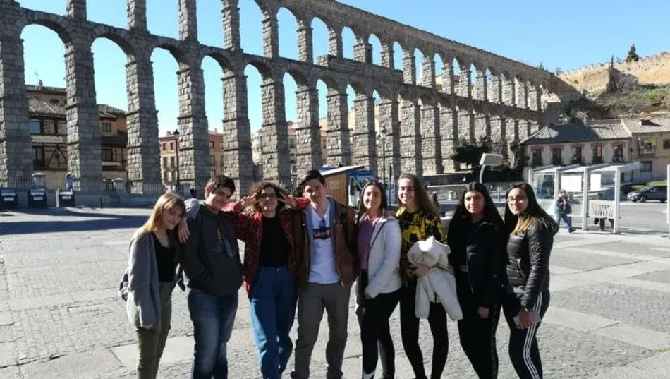 Un grupo de alumnos, junto al Acueducto