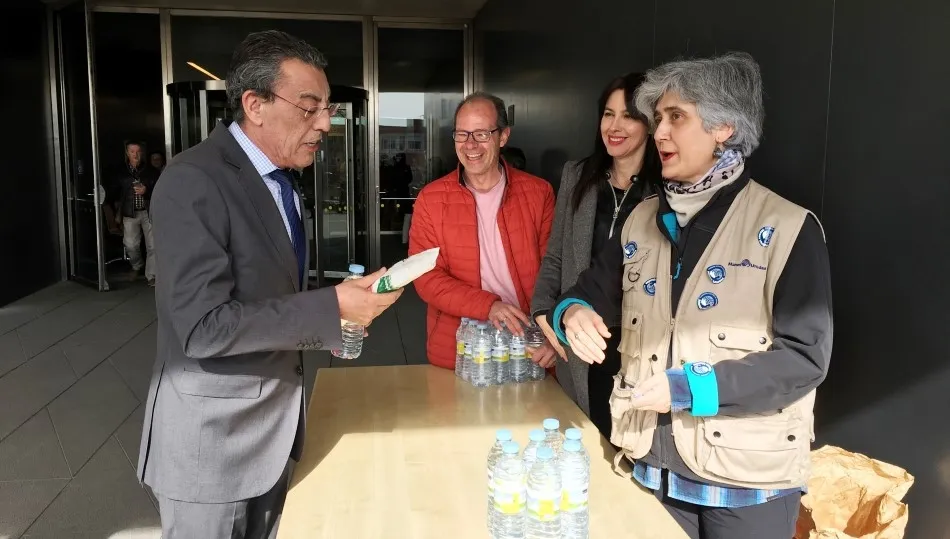 Bienvenido Mena, delegado de la Junta, recogiendo su bocadillo en esta iniciativa solidaria, junto a las voluntarias de Manos Unidas