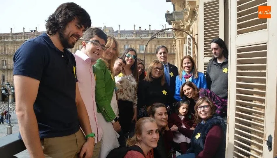 Integrantes de Aerscyl, junto al alcalde, Carlos García Carbayo, en el balcón principal del Ayuntamiento. Foto de Lydia González