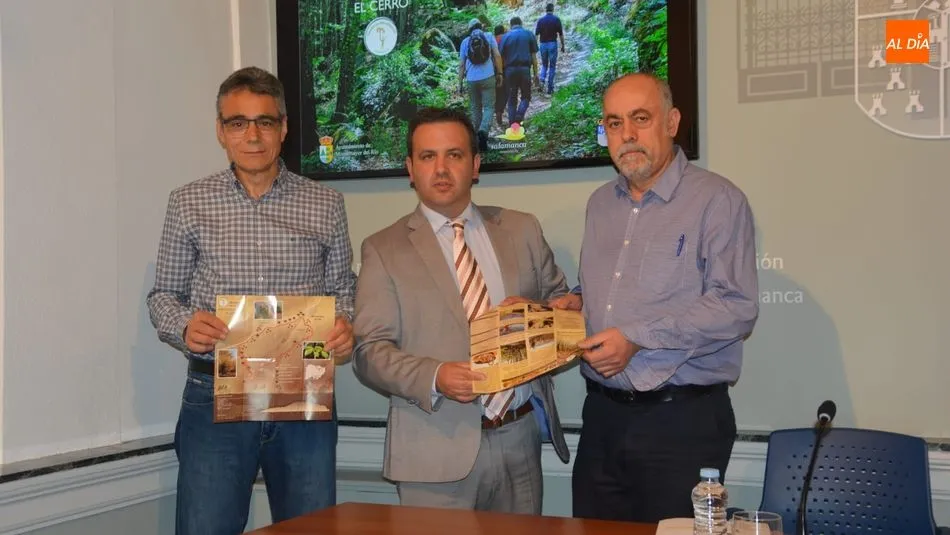 José Antonio Jiménez, el diputado Javier García y Juan Carlos Garavís han presentado el nuevo sendero micológicoí