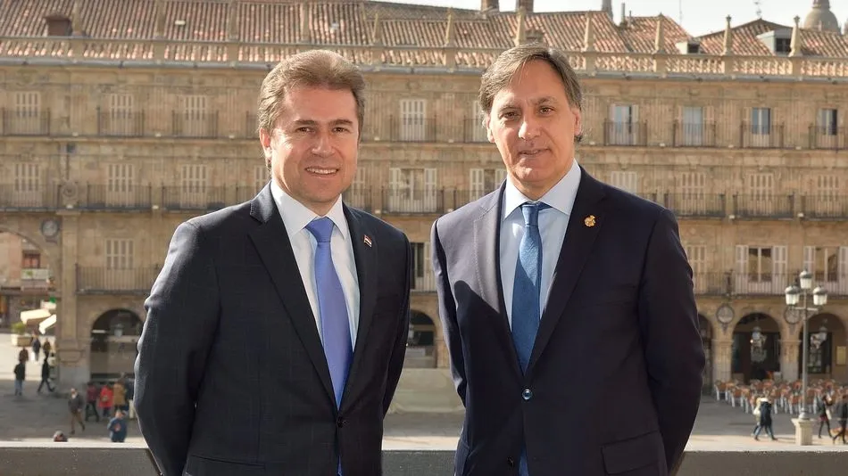 El ministro de Relaciones Exteriores de Paraguay, Luis Alberto Castiglioni, y el alcalde, Carlos García Carbayo