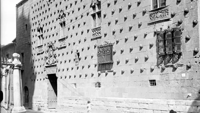 Puerta de la Casa de las Conchas