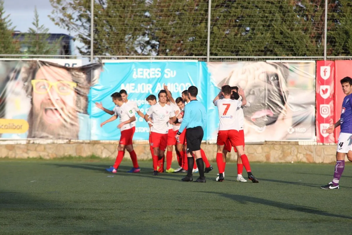 Los jugadores del Santa Marta celebran un gol