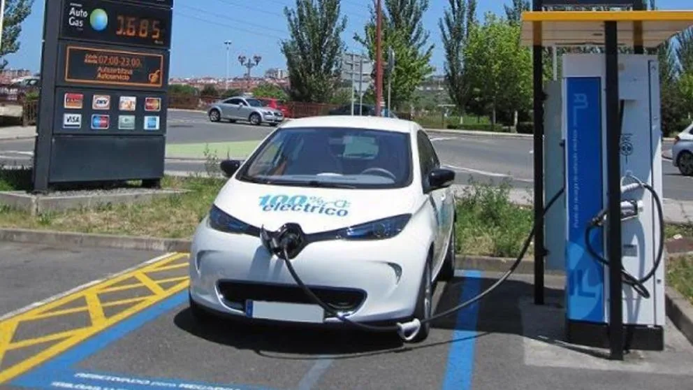 Un vehículo eléctrico en un punto de carga rápida / LA VANGUARDIA