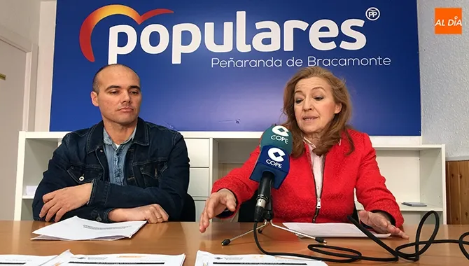Carmen Familiar, portavoz del Partido Popular, exponía las cuestiones defendidas y denunciadas en el Pleno del pasado jueves