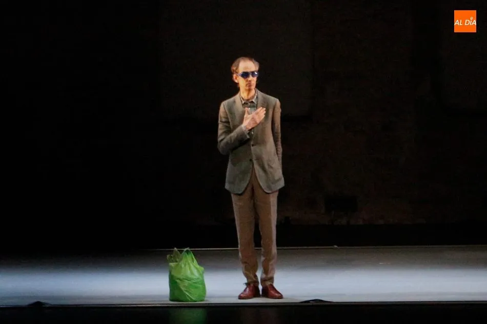 César Sarachu en plena representación de Intensamente azules