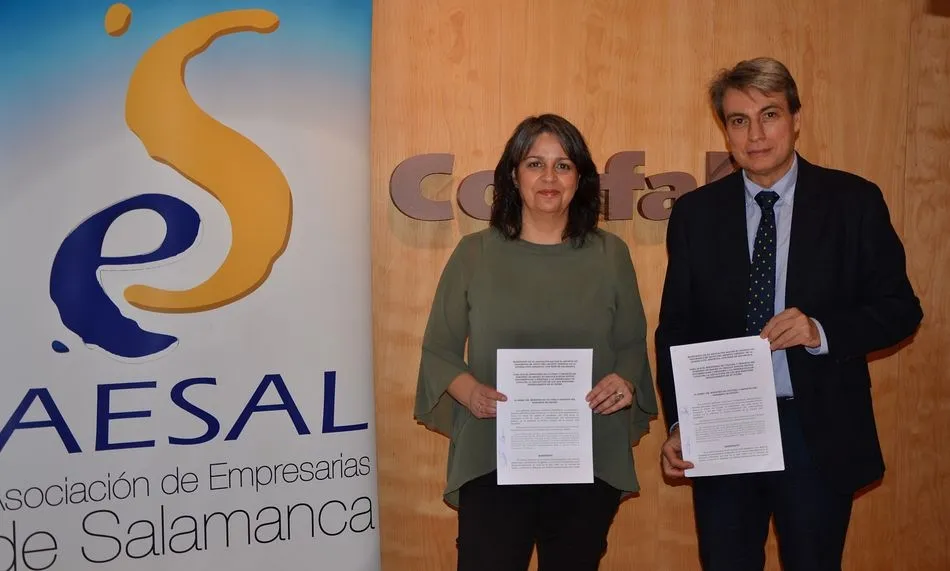 Elena Borrego y Policarpo Sánchez en la firma del manifiesto en la sede de Confaes