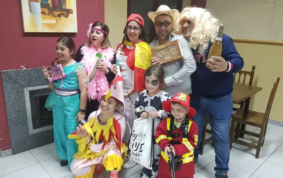 Los premiados en la fiesta de disfraces del bar Bene en Peralejos de Abajo