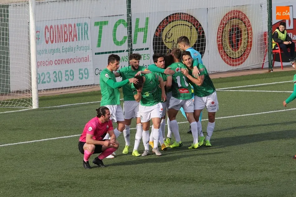 Los jugadores del Guijuelo celebran el primer tanto marcado por Fuster