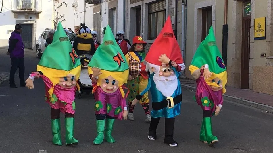 Pequeños y mayores se sumaron al desfile y al concurso de disfraces en Villarino / ANA ULLÁN