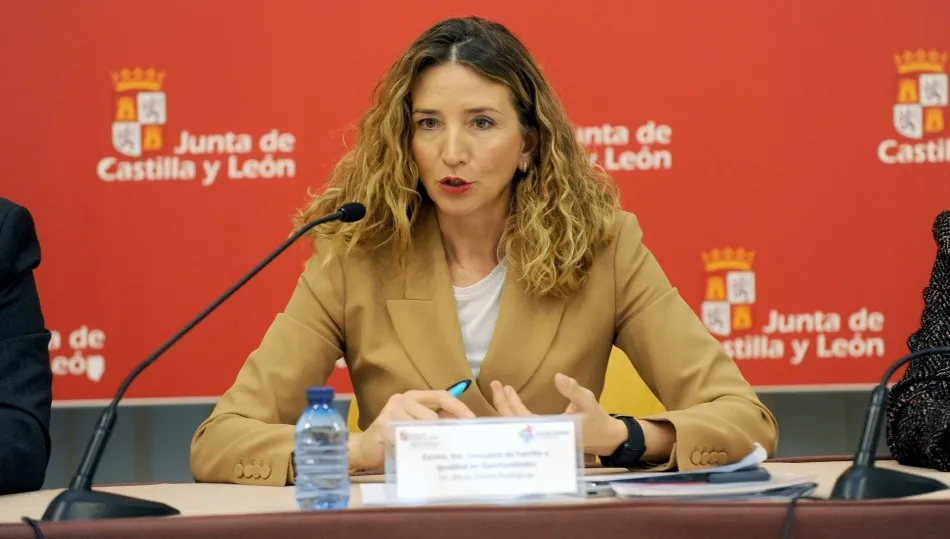 La consejera de Familia e Igualdad de Oportunidades, Alicia García, en una rueda de prensa