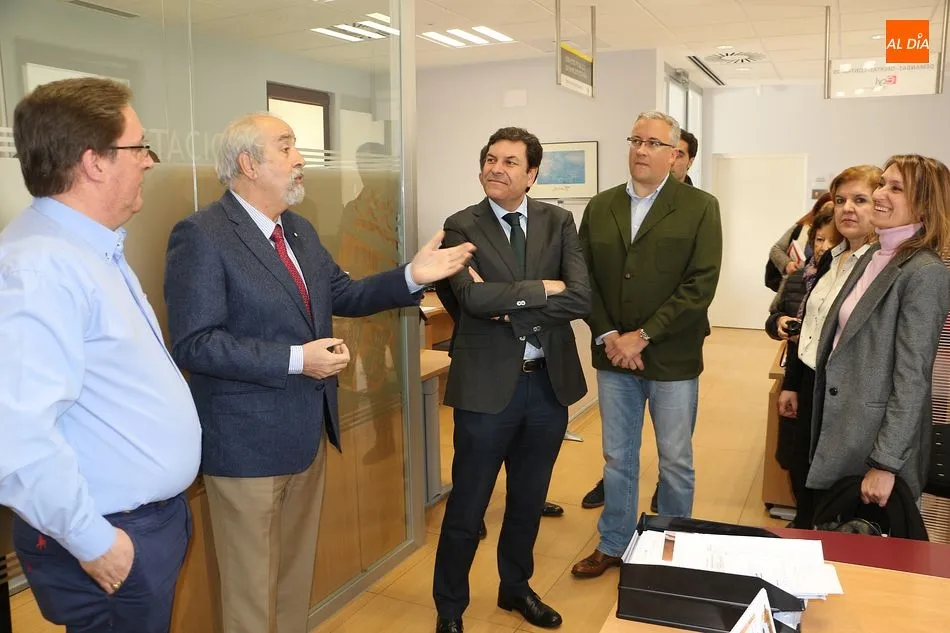 El personal de la oficina del ECYL de Guijuelo recibe al consejero, Carlos Fernández Carriedo y al alcalde, Julián Ramos, entre otros