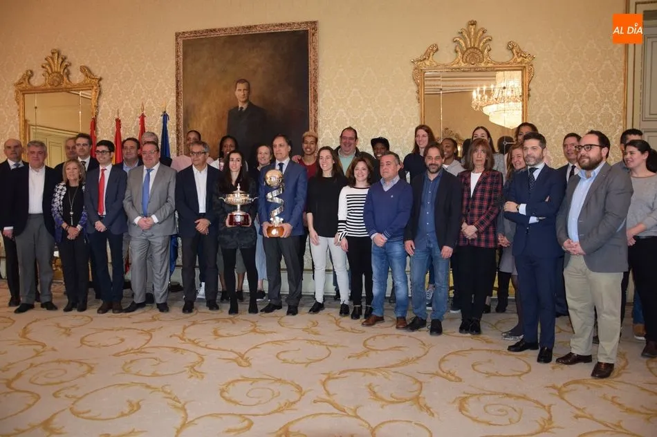 Foto de familia en el Ayuntamiento / Eva Fernández