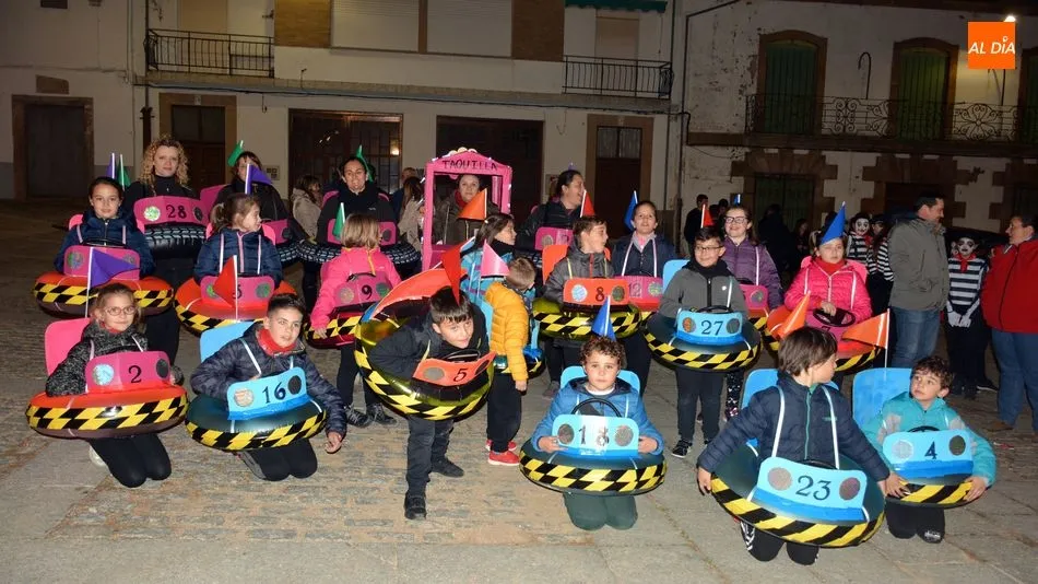 Niños y madres del grupo ganador del concurso luciendo sus disfraces / E. Corredera